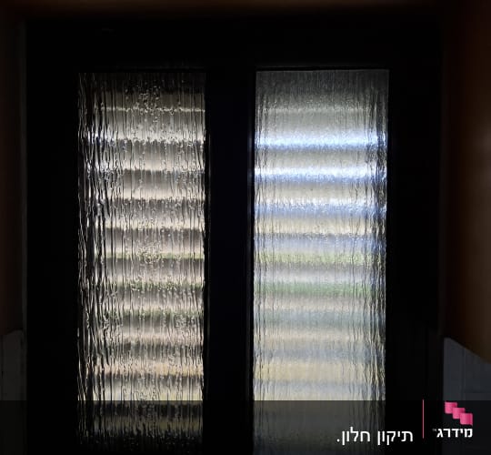 חלון שתי כנפיים עם זכוכית מחוספסת מטושטשת לשמירה על פרטיות